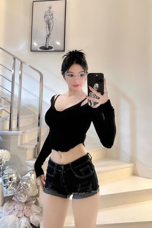 Fitted Stretchy Cropped Long-Sleeve T-Shirt - Waist-Cinching, Slightly Sheer, Y2K Style for a Flattering Silhouette