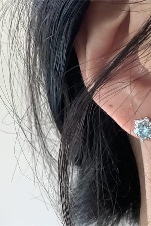 Flashing Blue Snowflake Zircon Earrings - High-End Titanium Steel Flat-Bottom Ear Cuffs for a Cool, Delicate Look