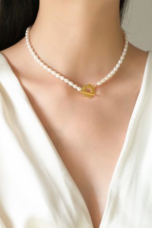 Floating Titanium Steel Necklace for Women - Non-Fading Vintage Pearl Clavicle Chain, 2025 Trendy Fashion Jewelry