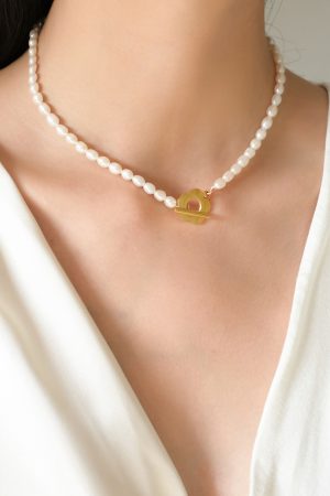 Floating Titanium Steel Necklace for Women - Non-Fading Vintage Pearl Clavicle Chain, 2025 Trendy Fashion Jewelry