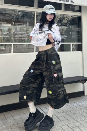 Floral Embroidery Camouflage Work Shorts for Men and Women - Retro American Pleated Multi-Pocket Cropped Pants