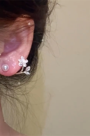 Floral Pearl Stud Earrings for Women - Light Luxury Minimalist Design, Versatile Fashion Accessories