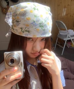 Floral Triangle Scarf Head Wrap - Vintage Cotton Linen Daisy Scarf for French Countryside Beach Style, Perfect for Y2K and Boho Looks