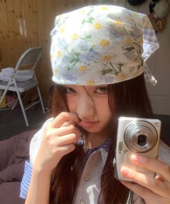 Floral Triangle Scarf Head Wrap - Vintage Cotton Linen Daisy Scarf for French Countryside Beach Style, Perfect for Y2K and Boho Looks