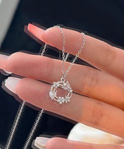 Floral Wreath Butterfly Choker Necklace - Light Luxury High-End Minimalist Clavicle Chain for Sweet Temperament and Forest Style Fashion