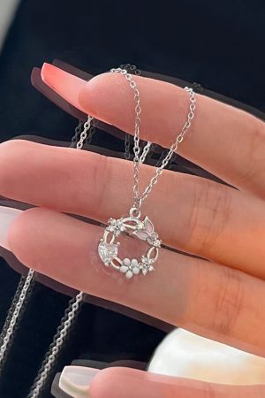 Floral Wreath Butterfly Choker Necklace - Light Luxury High-End Minimalist Clavicle Chain for Sweet Temperament and Forest Style Fashion