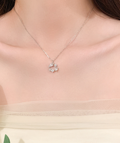 Floral Wreath Butterfly Choker Necklace - Light Luxury High-End Minimalist Clavicle Chain for Sweet Temperament and Forest Style Fashion