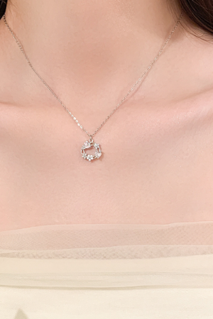 Floral Wreath Butterfly Choker Necklace - Light Luxury High-End Minimalist Clavicle Chain for Sweet Temperament and Forest Style Fashion