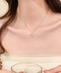 Floral Wreath Butterfly Choker Necklace - Light Luxury High-End Minimalist Clavicle Chain for Sweet Temperament and Forest Style Fashion