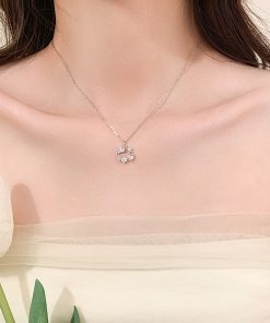 Floral Wreath Butterfly Choker Necklace - Light Luxury High-End Minimalist Clavicle Chain for Sweet Temperament and Forest Style Fashion