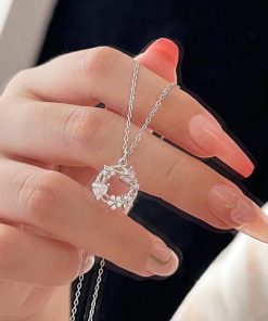 Floral Wreath Butterfly Choker Necklace - Light Luxury High-End Minimalist Clavicle Chain for Sweet Temperament and Forest Style Fashion