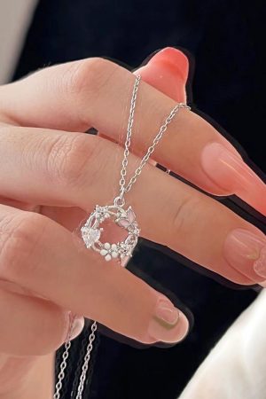 Floral Wreath Butterfly Choker Necklace - Light Luxury High-End Minimalist Clavicle Chain for Sweet Temperament and Forest Style Fashion