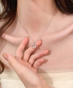 Floral Wreath Butterfly Choker Necklace - Light Luxury High-End Minimalist Clavicle Chain for Sweet Temperament and Forest Style Fashion