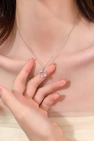 Floral Wreath Butterfly Choker Necklace - Light Luxury High-End Minimalist Clavicle Chain for Sweet Temperament and Forest Style Fashion