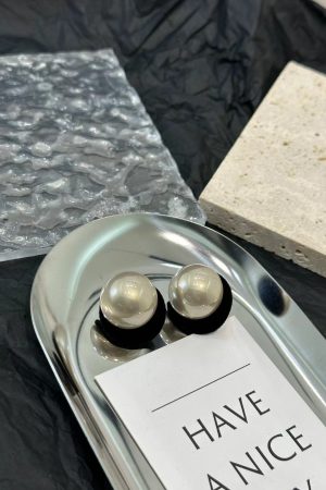 French Retro Velvet Drop Earrings with Artificial Pearl Accents - Trendy Autumn/Winter Accessories