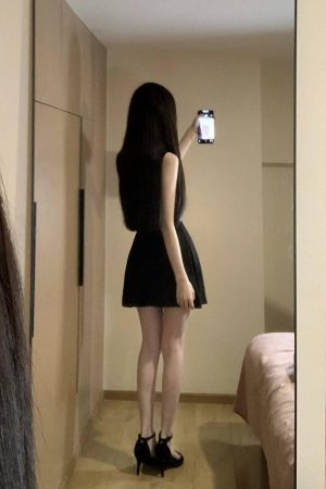 French-Style Black Sleeveless Dress for Women - Elegant Waist-Cinching Design, Short Summer Skirt, Perfect for Petite Figures