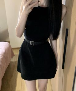 French-Style Black Sleeveless Dress for Women - Elegant Waist-Cinching Design, Short Summer Skirt, Perfect for Petite Figures