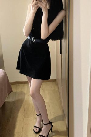 French-Style Black Sleeveless Dress for Women - Elegant Waist-Cinching Design, Short Summer Skirt, Perfect for Petite Figures