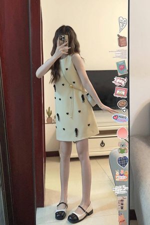 French-Style Halter Neck Sleeveless Dress for Women - Waist-Cinching Elegant Short Skirt - Summer 2025 Petite Fashion