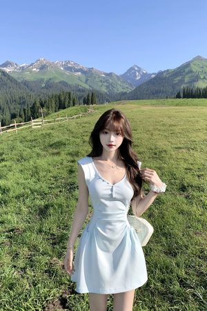 French-Style High-End White V-Neck Dress for Women - Fitted Waist, Sleeveless, Short Summer Vacation Dress