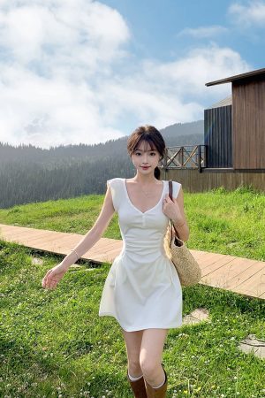 French-Style High-End White V-Neck Dress for Women - Fitted Waist, Sleeveless, Short Summer Vacation Dress