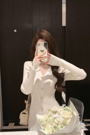 French-Style Long Sleeve V-Neck Knitted Dress for Women, Waist-Cinching Elegant Design, Short Skirt for Autumn and Winter Fashion