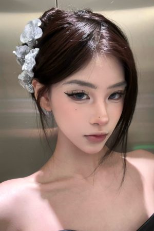 French-Style Silver Flower Hair Clip for Bangs, Chic Side Clip, Elegant Fairy Photo Accessory, Versatile Hairpiece