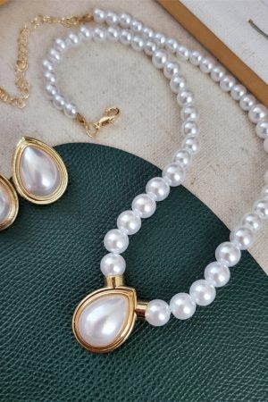 French-Style Women's Pearl Drop Choker Necklace and Stud Earrings Set - Chic Fashion Jewelry for Elegant Outfits