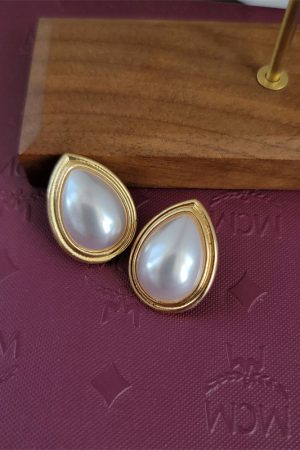 French-Style Women's Pearl Drop Choker Necklace and Stud Earrings Set - Chic Fashion Jewelry for Elegant Outfits