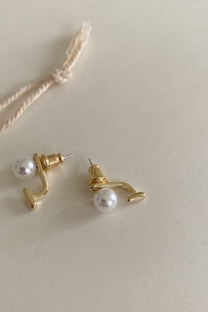 French Vintage Back-Hanging Pearl Stud Earrings, Minimalist S925 Silver, High-End Niche Design, Versatile Fashion Accessory