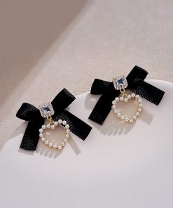 French Vintage Black Ribbon Bow Earrings with Imitation Pearl Peach Heart Drop - High-End Fashion Accessories