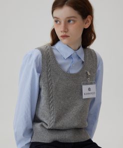 French Vintage Gray U-Neck Knitted Vest for Women - Layered Sleeveless Sweater Cardigan for Spring and Autumn 2025