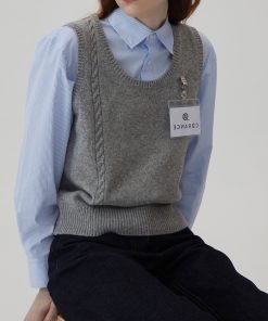 French Vintage Gray U-Neck Knitted Vest for Women - Layered Sleeveless Sweater Cardigan for Spring and Autumn 2025