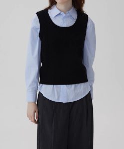 French Vintage Gray U-Neck Knitted Vest for Women - Layered Sleeveless Sweater Cardigan for Spring and Autumn 2025