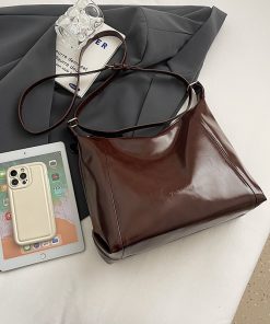 French Vintage Tote Bag for Women - 2025 High-End Oil Wax Leather Shoulder Crossbody Commuting Bag for Spring and Summer