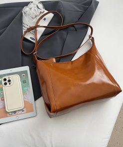 French Vintage Tote Bag for Women - 2025 High-End Oil Wax Leather Shoulder Crossbody Commuting Bag for Spring and Summer