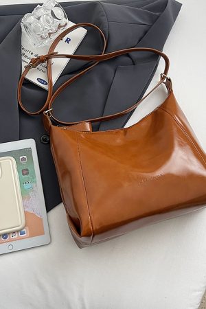 French Vintage Tote Bag for Women - 2025 High-End Oil Wax Leather Shoulder Crossbody Commuting Bag for Spring and Summer