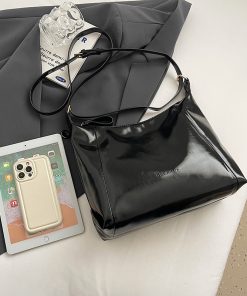 French Vintage Tote Bag for Women - 2025 High-End Oil Wax Leather Shoulder Crossbody Commuting Bag for Spring and Summer