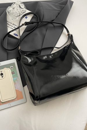 French Vintage Tote Bag for Women - 2025 High-End Oil Wax Leather Shoulder Crossbody Commuting Bag for Spring and Summer