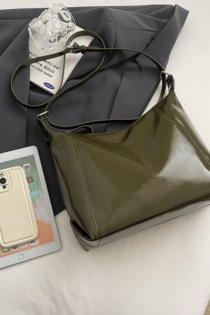 French Vintage Tote Bag for Women - 2025 High-End Oil Wax Leather Shoulder Crossbody Commuting Bag for Spring and Summer