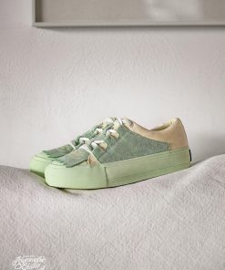 Freshman College Outfits, Basic College Outfits Winter - Indie Lace Up Sneakers