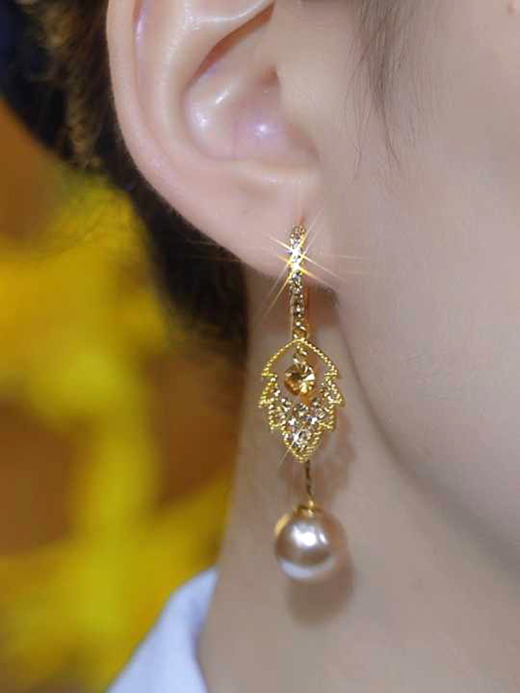 Full Diamond Leaf Tassel Earrings for Women - Vintage-Inspired Minimalist Studs with a Glamorous Touch