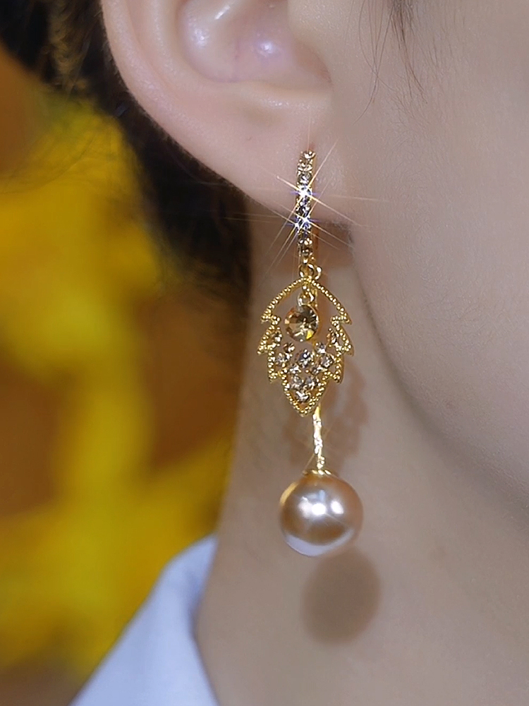 Full Diamond Leaf Tassel Earrings for Women - Vintage-Inspired Minimalist Studs with a Glamorous Touch
