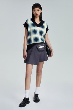 Gray Pleated Skirt with Detachable Pocket - Trendy Roaring Beast Design for 90s Inspired and Y2K Fashion
