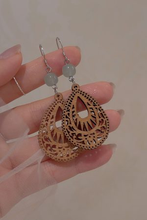 Handmade Ethnic Hollow Wooden Earrings for Women, Chinese Retro Style Ear Hooks, Niche Light Luxury Travel Accessories
