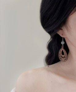 Handmade Ethnic Hollow Wooden Earrings for Women, Chinese Retro Style Ear Hooks, Niche Light Luxury Travel Accessories