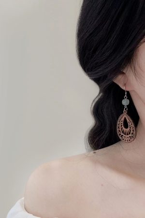 Handmade Ethnic Hollow Wooden Earrings for Women, Chinese Retro Style Ear Hooks, Niche Light Luxury Travel Accessories
