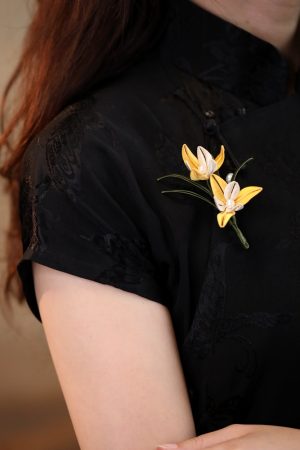 Handmade Flower-Wrapped Brooch for Qipao Suit - Exquisite Classic Floral Lapel Accessory, Elegant Boutique Design