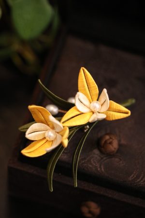 Handmade Flower-Wrapped Brooch for Qipao Suit - Exquisite Classic Floral Lapel Accessory, Elegant Boutique Design