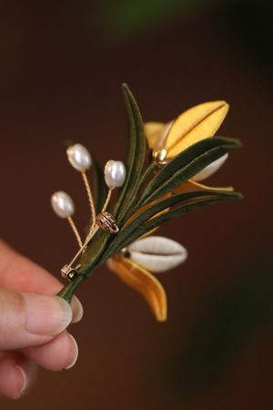 Handmade Flower-Wrapped Brooch for Qipao Suit - Exquisite Classic Floral Lapel Accessory, Elegant Boutique Design
